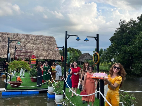 Khách hàng tại Chồi Ông Một