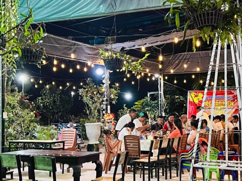 Khách hàng tại Chồi Ông Một